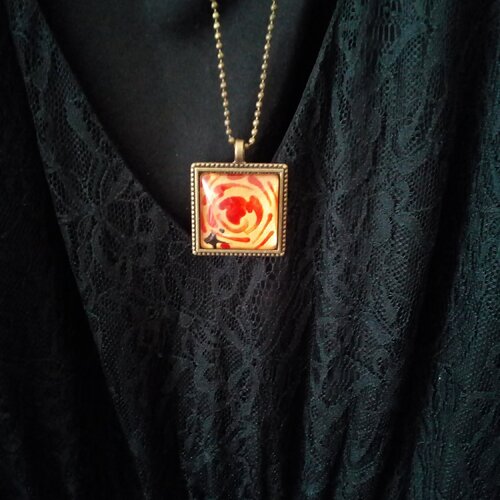 Collier sautoir en laiton bronze avec pendentif carré verre peint fleur rouge et or par artiste francaise,signature originale,chaine boule