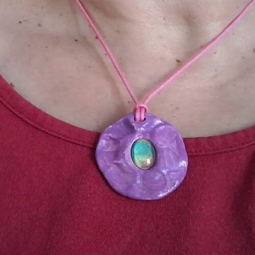 Pendentif fleur argile naturelle,peint violet rose vert bleu jaune,cordon coton,fermoir mousqueton,bijou femme