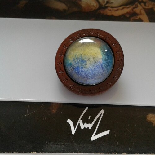 Aquarelle originale broche ronde bois acier,bleu jaune marron,fermoir epingle,fleuri,bobo boho gothique