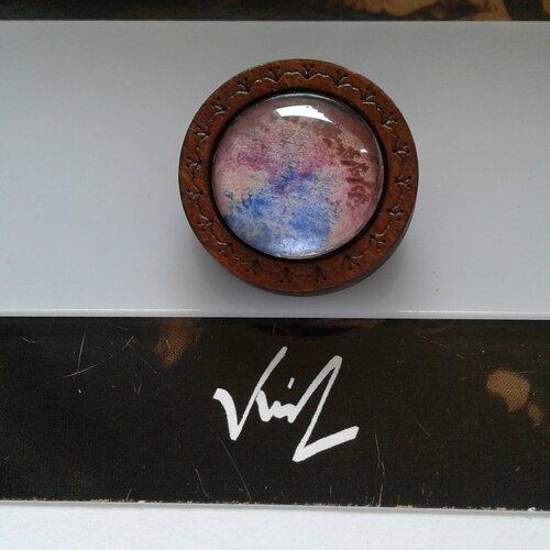 Aquarelle originale ooak,artiste peintre française,broche ronde bois acier,rouge bleu marron,fleuri,fermoir epingle,bobo boho gothique