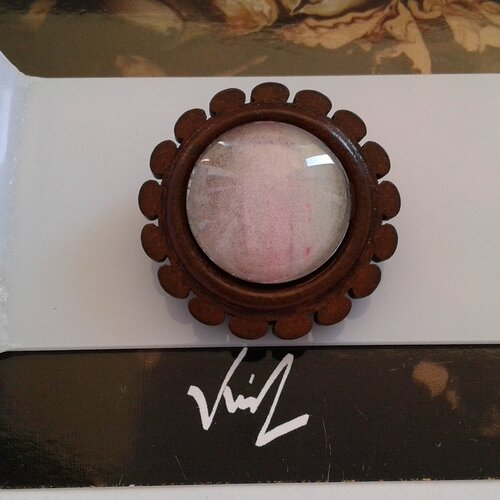 Aquarelle originale ooak,artiste peintre française,broche fleur bois acier,rose vert marron,dia 32mm,fermoir epingle,bobo boho gothique
