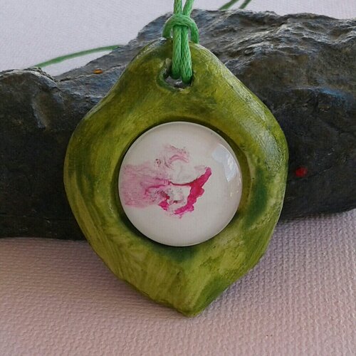 Collier pendentif feuille de rosier argile naturelle avec cabochon en verre rond,bijou peint vert rose blanc,fait mains en france