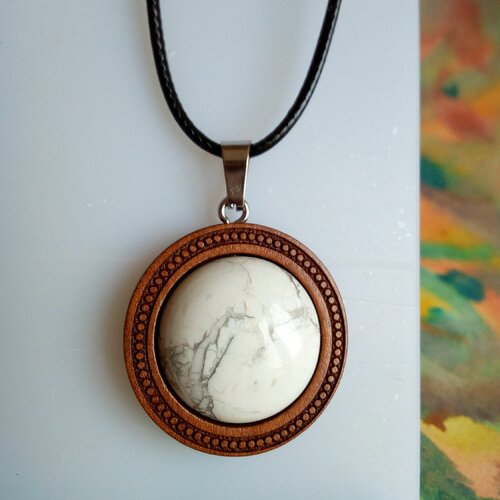 Pendentif en bois fleuri avec cabochon rond howlite pierre precieuse avec belière en acier et cordon noir,fait mains en france