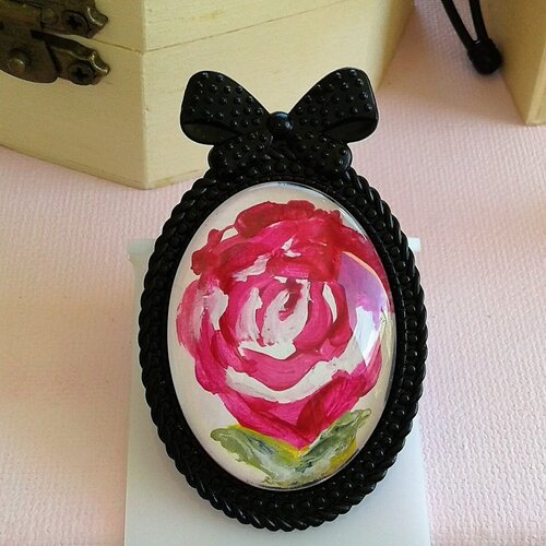 Broche avec gros cabochon en verre oval peinture acrylique originale, fleuri art nouveau rose noir, noeud kawaii,bijou peint a la main