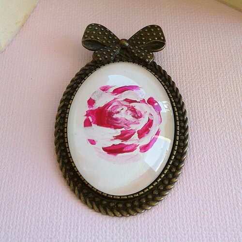 Broche fleurie avec gros noeud et cabochon en verre ovale, rose blanc bronze,fermoir epingle,mini tableau peint par artiste,cadeau fete noel