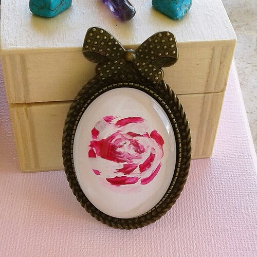 Broche fleurie avec gros noeud et cabochon en verre ovale, rose blanc bronze,fermoir epingle,mini tableau peint par artiste,cadeau fete noel