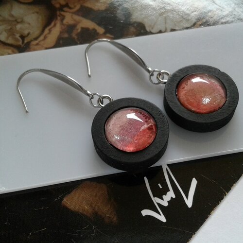 Boucles oreilles en bois noir avec aquarelle rouge rose violet peint par artiste en france,crochet acier,cadeau fete anniversaire noel