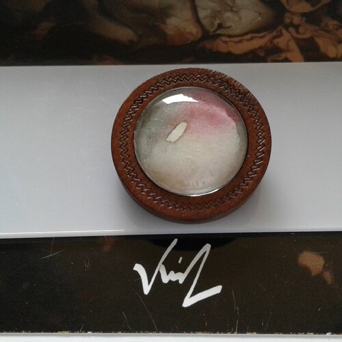 Aquarelle originale,artiste peintre française,broche ronde 28mm,bois acier,motif zig zag,fermoir epingle