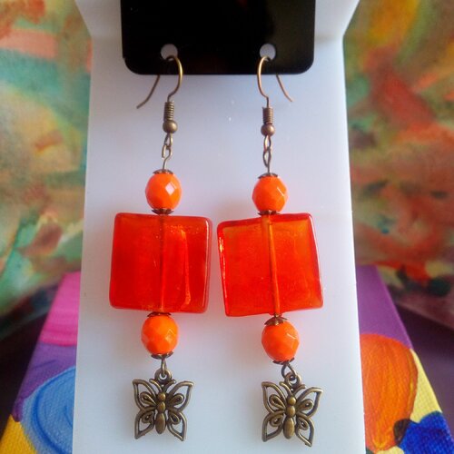 Boucles oreilles en verre carre travaillees au chalumeau avec fil d argent et breloques papillon,crochets laiton bronze,fait mains en france