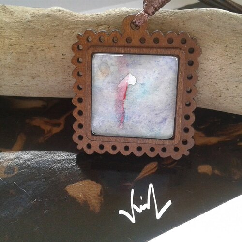 Collier bois et coton avec pendentif carré aquarelle