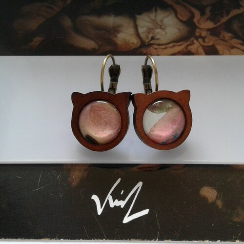 Aquarelle artiste francaise,boucles oreilles chat en bois avec cabochons ronds,rouge orange bleu vert jaune marron