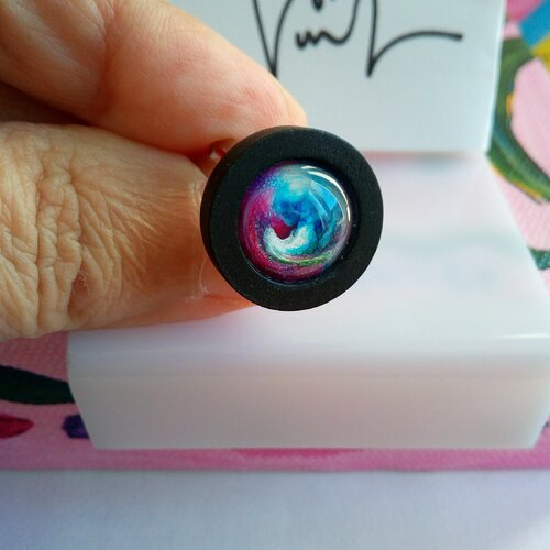 Bague en bois anneau argente avec cabochon rond verre peint ,bleu violet blanc,fait mains en france