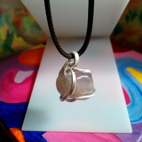 Pendentif amethyste pierre fine avec sa beliere en aluminium martelé à la main, et cordon noir,cadeau fete anniversaire noel