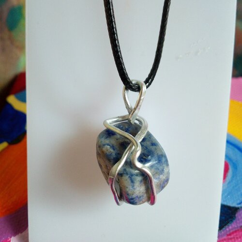 Pendentif sodalite pierre precieuse bleue avec sa beliere en aluminium martelé à la main, et son cordon noir,cadeau fete anniversaire noel