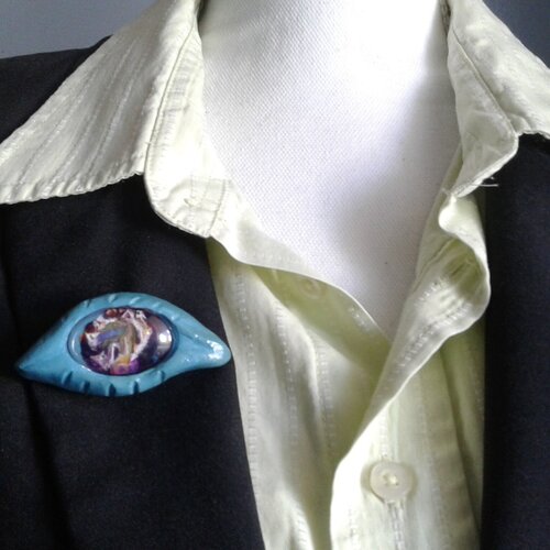 Broche oeil surréaliste,peint bleu violet, jaune blanc,argile,epingle,signature,lacik,gothique boheme hippie