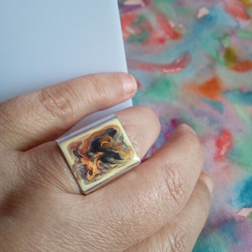 Bague chevaliere argente rhodie avec plateau rectangle peint abstrait fantastique,anneau ferme