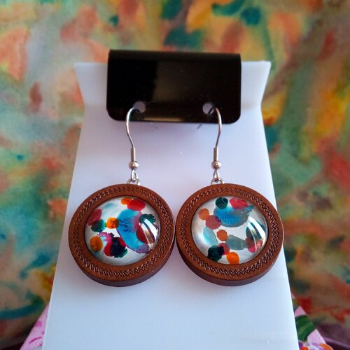 Boucles oreilles pendantes avec cabochons ronds en verre peint bleu rose orange, bijou en bois,crochets acier,fait mains en france