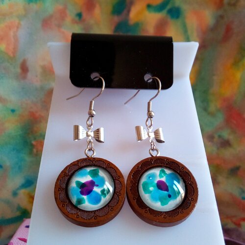 Boucles oreilles pendantes avec cabochons ronds en verre peint bleu nacre blanc argent, bijou bois et acier,fait mains en france