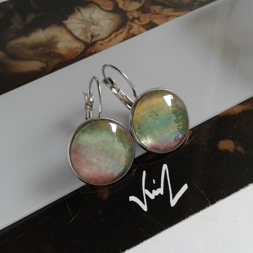 Dormeuses argente rhodié,aquarelle bleu jaune rouge,orange vert,cabochon rond,gothique bobo boho,fait en france