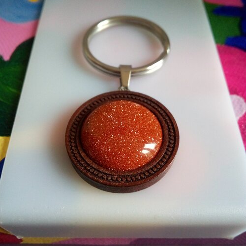 Porte cle bijou de sac en bois avec cabochon rond pierre du soleil,chaine et fermoir en acier,cadeau fete anniversaire noel,st valentin,boho
