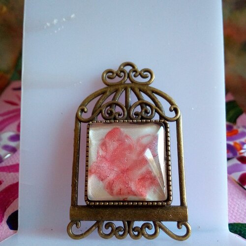 Peint artiste isabelle k,broche cage laiton bronze avec cabochon carre verre rose corail et nacre blanc,cadeau fete anniversaire noel