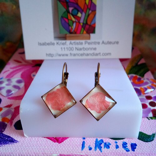Boucles oreilles dormeuses laiton avec cabochons carres verre  peint rose corail et nacre blanc,cadeau fete noel anniversaire