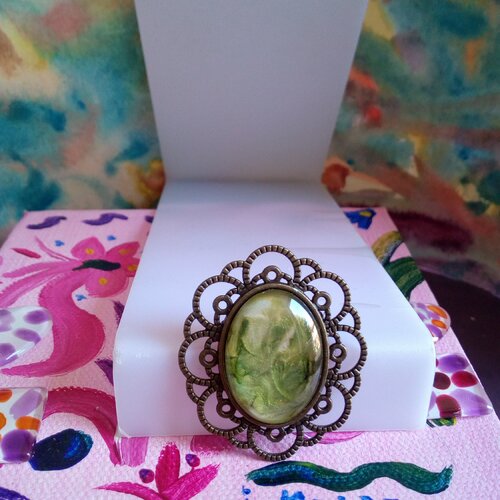 Peint par artiste,broche fleur filigrane laiton bronze avec cabochon verre ovale vert et nacre blanc,cadeau fete anniversaire noel,boho bobo