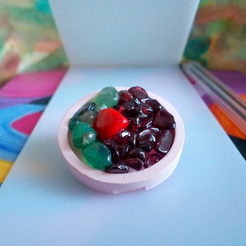 Broche en bois rose avec sculpture corail rouge et pierres precieuses grenat fluorite,bijou d artiste isabelle krief,fait en france