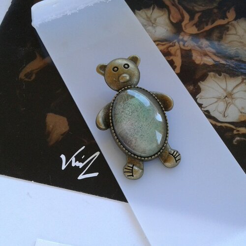 Peint artiste française,broche ourson,aquarelle vert,cabochon oval,gothique bobo boho,cadeau fete,fait mains en france