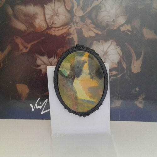 Peint artiste française,broche laiton,fermoir epingle,cabochon oval ,aquarelle jaune vert noir orange,fete des meres