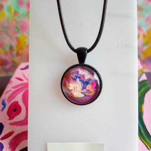 Pendentif chat noir avec cabochon rond peint par artiste,art abstrait,fait mains en france,cordon noir,cadeau fete anniversaire noel