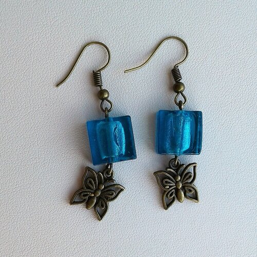 Boucles oreilles papillons avec perles de verre carrée bleues et fil d'argent travail au chalumeau à la main,cadeau fete anniversaire noel