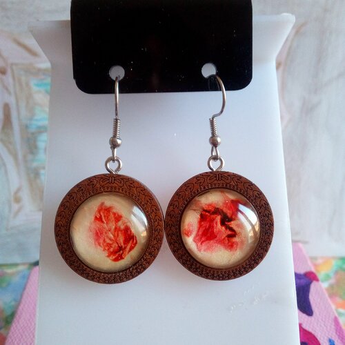 Boucles oreilles pendantes avec cabochons ronds en verre peint rouge nacre blanc, bijou en bois,crochets acier,fait mains en occitanie
