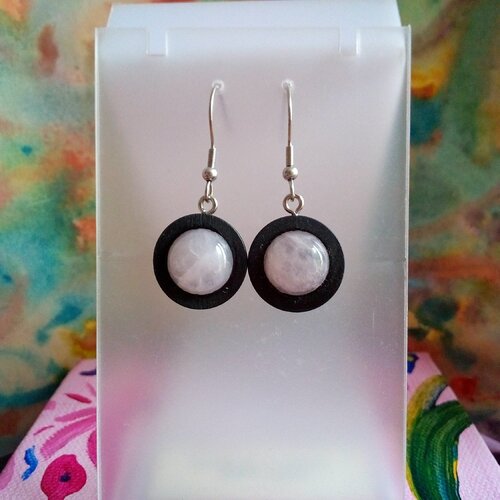 Quartz rose,boucles oreilles bois noir avec cabochons ronds 12mm,pierre fine precieuse,fermoirs crochets acier 316l,fait mains en france