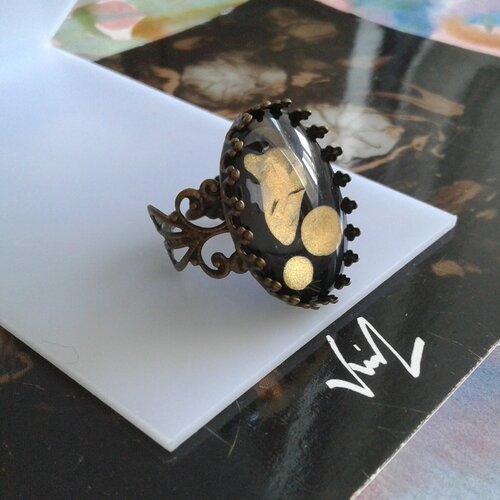Peint artiste francaise,bague ovale fleuri lys royal,art nouveau abstrait,cabochon oval noir or,cadeau fete anniversaire noel,fait en france