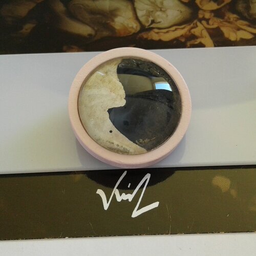 Peint artiste francaise,broche ronde bois rose,blanc noir ying yang,acier,aquarelle originale ooak,bobo boho gothique,fait en france