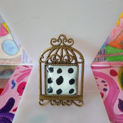 Verre peint,broche cage laiton avec cabochon carré noir et blanc,fermoir epingle,art abstrait fantastique fait mains en france