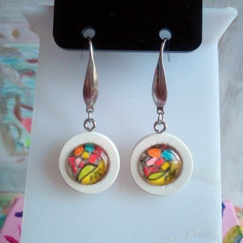 Boucles oreilles en bois blanc avec crochet acier et cabochons ronds aquarelle,fait mains en france