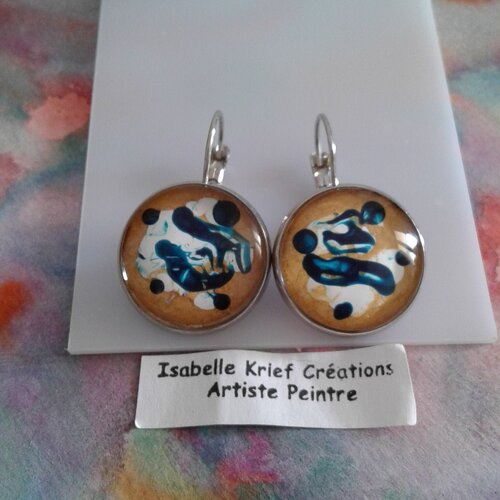 Boucles oreilles dormeuse avec cabochons ronds en verre peint bleu blanc or argent,fait mains en france