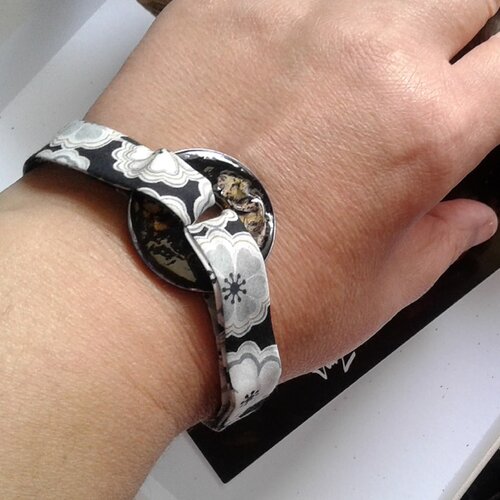 Peint artiste française,bracelet liberty avec pendentif rondelle plate acier recycle,fleuri boho cadeau fete noel,fait mains en france