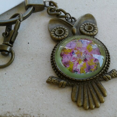 Art portable,peint artiste française,porte cle hibou,bijou sac,conte fantastique,cabochon rond verre 25mm,vert violet orange rose