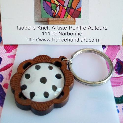 Peint artiste francaise,porte cle fleur en bois avec cabochon rond en verre peint noir et blanc,fait mains en france,fermoir acier