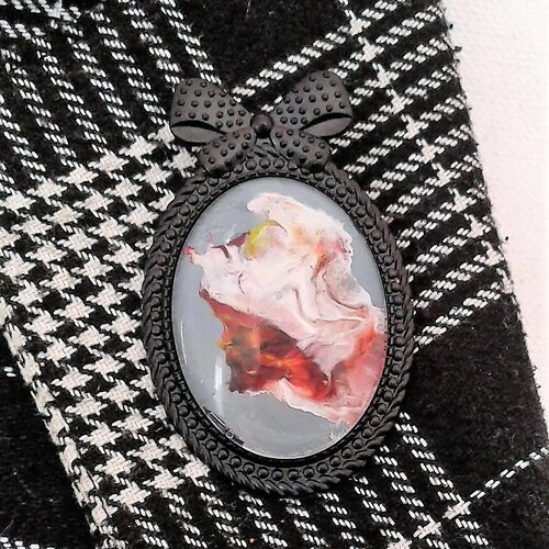 Art portable,broche laiton noir avec visage femme revolution francaise,bonnet frigien,cabochon oval peinture acrylique,fait mains par artist