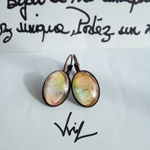 Art portable,boucles oreilles dormeuses laiton,avec cabochons verre ovale,aquarelle originale par artiste peintre,jaune bleu vert rose orang