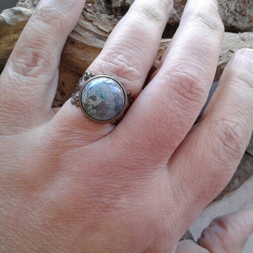 Onyx bleu,bague bronze ajustable,filigrane fleur lys,cabochon rond 14mm,pierre gemme semi precieuse,cadeau fete,boho bobo,fait en france