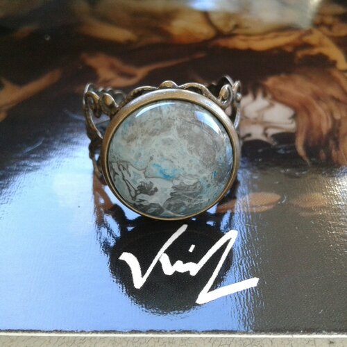 Onyx bleu,bague bronze ajustable,filigrane fleur lys,cabochon rond 14mm,pierre gemme semi precieuse,cadeau fete,boho bobo,fait en france
