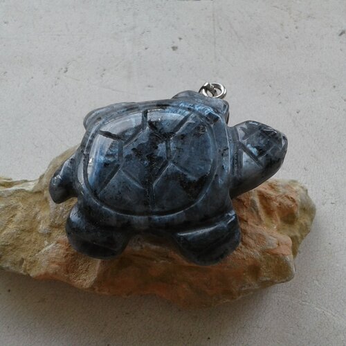 Pendentif tortue en pierre precieuse larvikite avec beliere en acier inoxydable