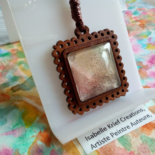 Pendentif carré en bois avec aquarelle,rouge marron vert,cordon coton,fait mains en france,cadeau fete anniversaire