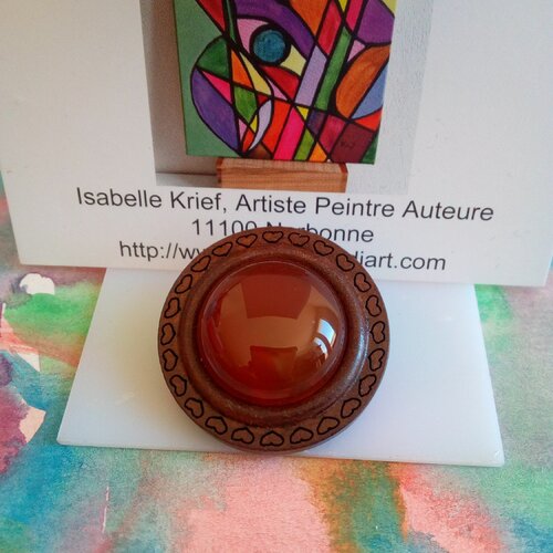 Broche ronde en bois avec motifs coeurs et cabochon cornaline,quartz pierre fine precieuse rouge oranger,fermoir epingle en acier