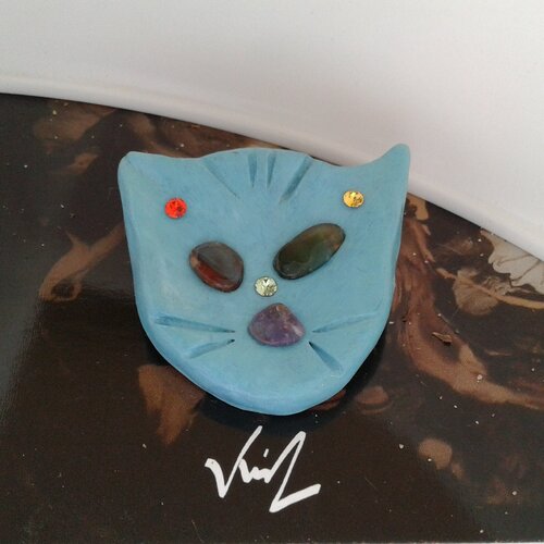 Broche chat surrealiste avec pierres precieuses amethyste fluorite et cristal,fermoir epingle,fait mains en france